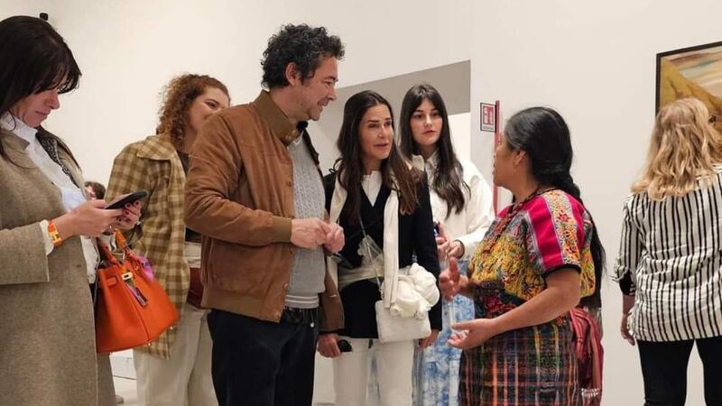 ¡Guatemalteca expone su arte en Venecia! Sus obras artísticas brillan en el extranjero