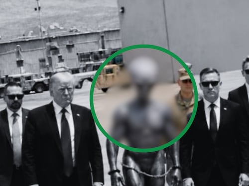 ¿Mensaje oculto? Trump presume foto con alienígena esposado y desata caos en redes