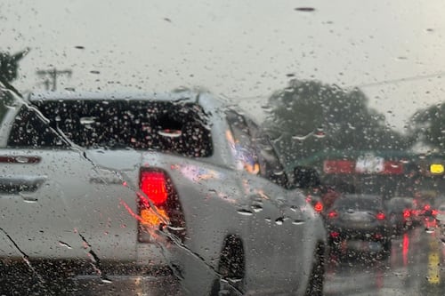 Presencia de lluvia afecta movilidad vehicular en varios sectores de la capital