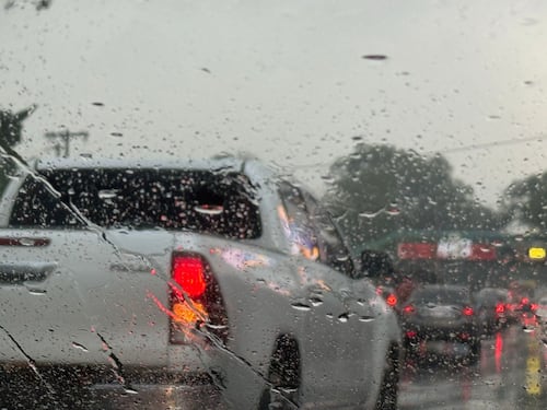 Presencia de lluvia afecta movilidad vehicular en varios sectores de la capital