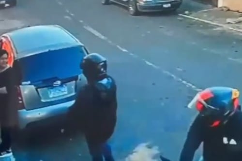 VIDEO. Hombres armados rodean a dos mujeres y las asaltan en Mixco