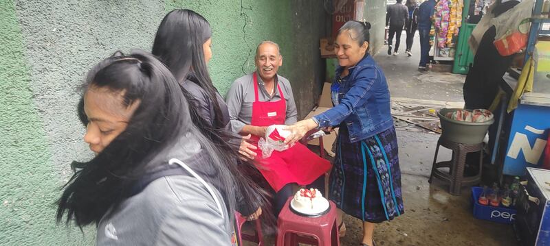 Don Víctor Rosales, que tiene 15 años de vender shucos frente al centro comercial Próceres. Foto: Publinews
