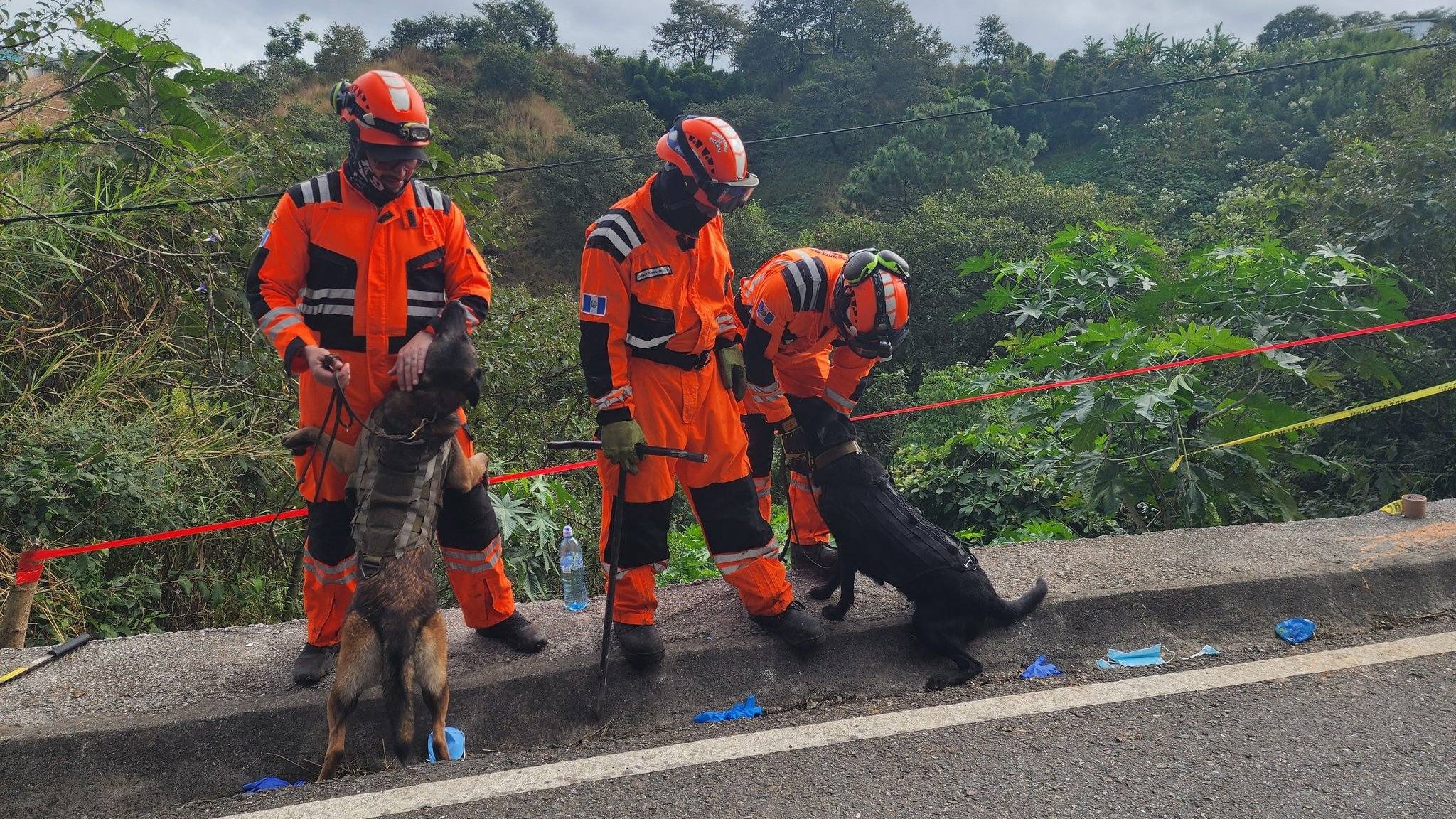 Localizan cuatro cadáveres en zona 25. (Foto: Bomberos Voluntarios)