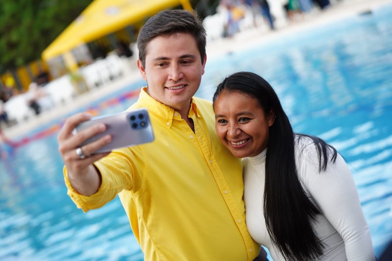 El alcalde Sebastián Siero inaugura la primera piscina municipal en Cuchilla del Carmen, acompañado de vecinos y autoridades locales. Foto: Cortesía