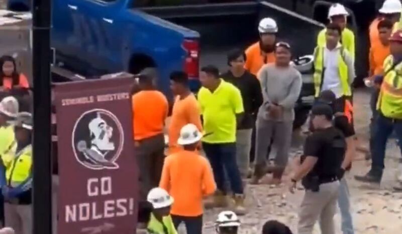 Redada migratoria deja al menos 30 trabajadores de construcción detenidos.