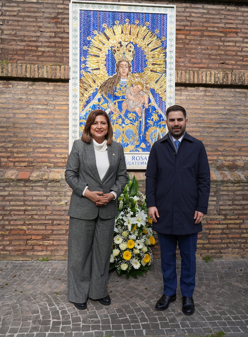 Vicepresidenta Karin Herrera estuvo en el Vaticano, en Roma. Acá junto con el embajador guatemalteco Santiago Palomo