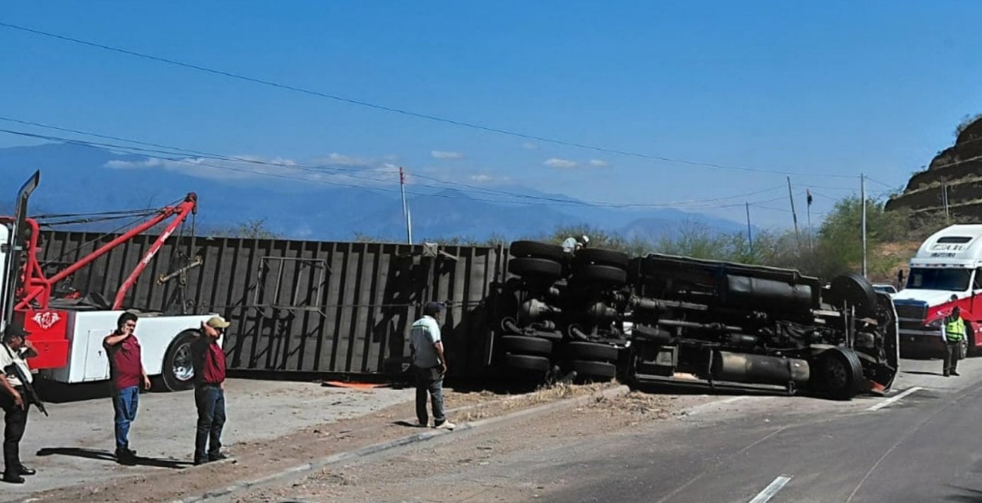 Accidente de tráiler bloquea carretera al Atlántico en Guatemala
