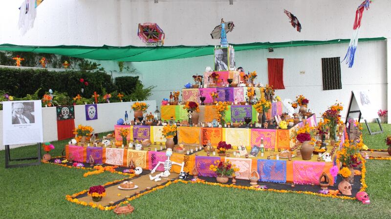 Embajada de México instaló altar y recordó a dos destacados guatemaltecos