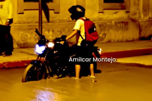 Motorista posiblemente ebrio pasa sobre concreto fresco y queda atorado en zona 1