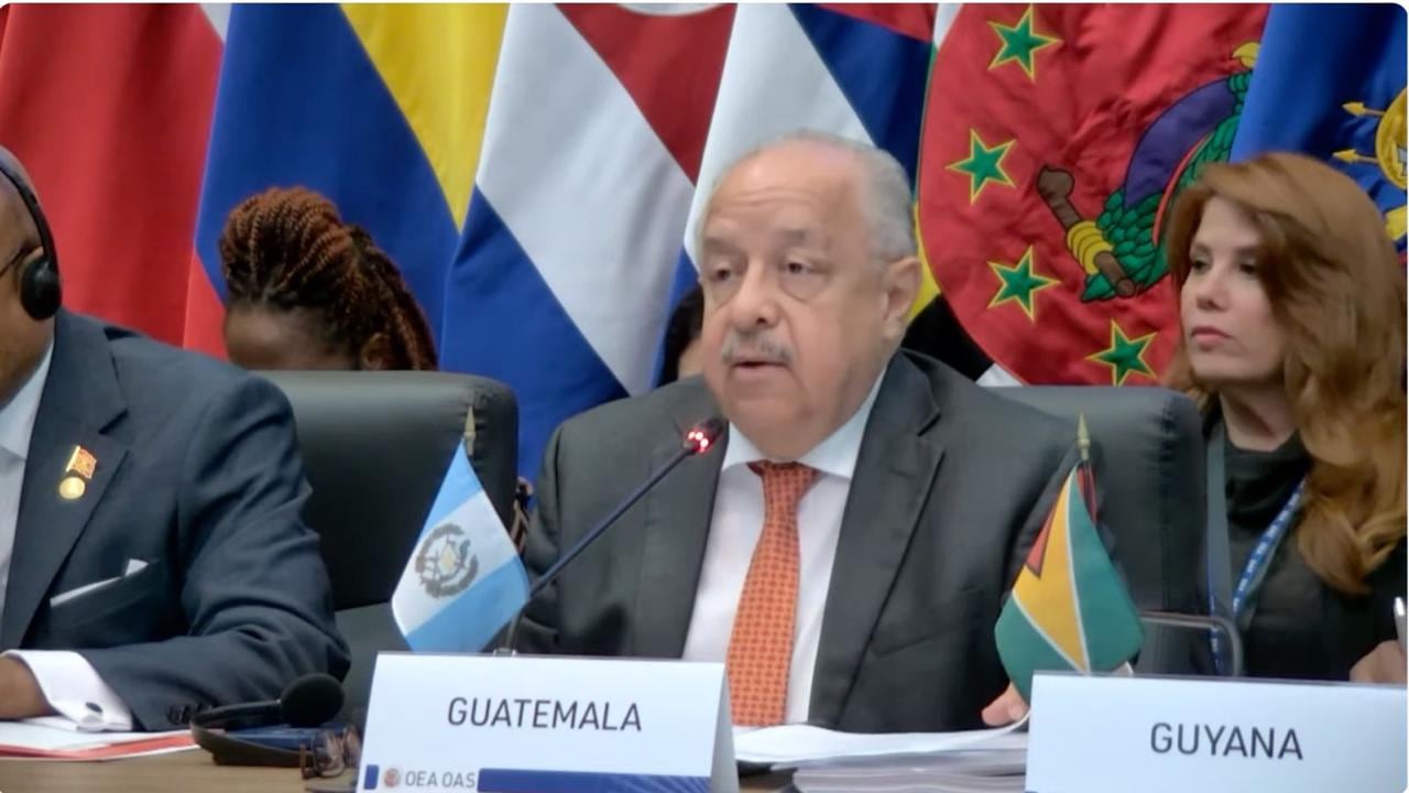 El canciller Carlos Martínez durante el diálogo entre jefes de delegación de los 32 Estados miembros y observadores permanentes, en el marco del 56.° Período Ordinario de Sesiones de la Asamblea General de la Organización de Estados Americanos (OEA).
