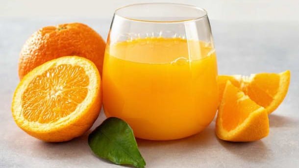 ¿Jugo natural = saludable?
No siempre. Estás tomando el azúcar de varias frutas… sin la fibra.