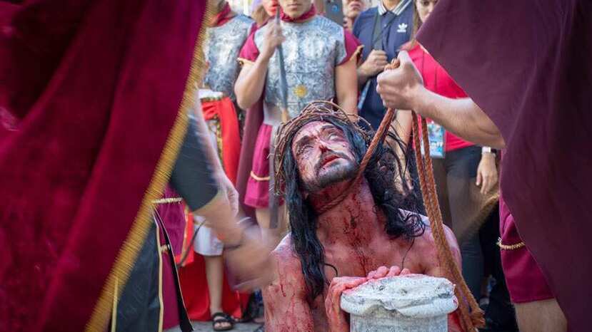 Tradicional vía crucis viviente inspirado en la pasión de Jesucristo.