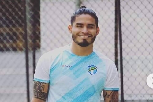 Carlos Salvador Estrada motiva a aficionados en plena fila para boletos