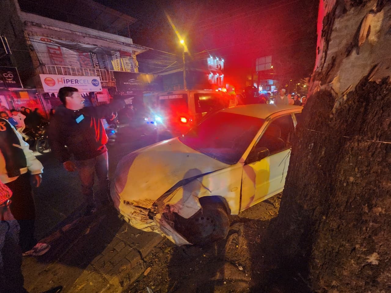 Conductor se niega a ser hospitalizado tras accidente automovilístico