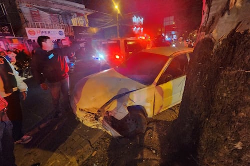 Carro descontrolado choca contra árbol en la zona 7