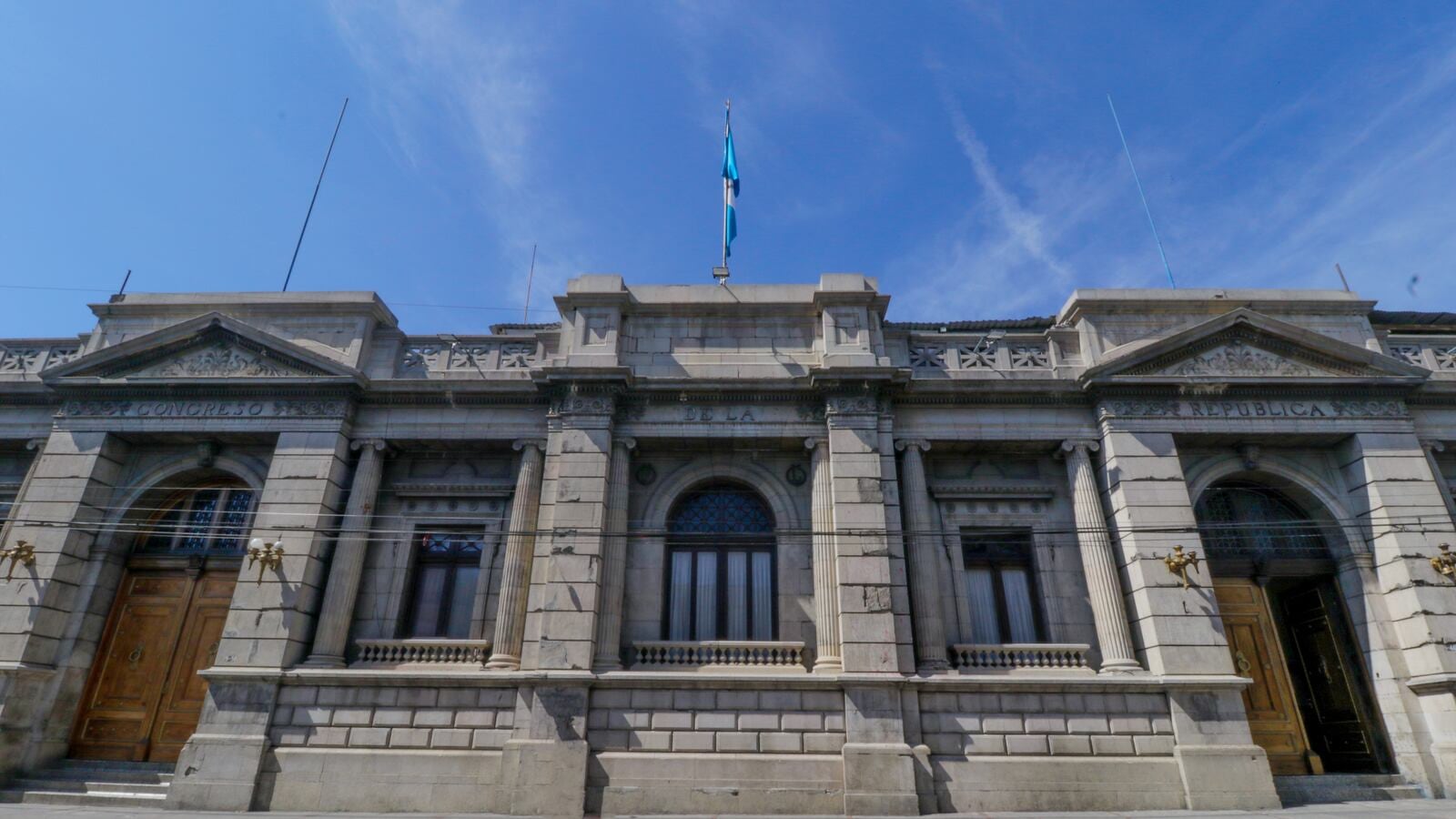 Entregan expedientes en el Congreso. Foto: Publinews