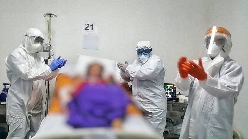 VIDEO. Médicos del Parque de la Industria celebran el retiro de ventilación mecánica a dos pacientes