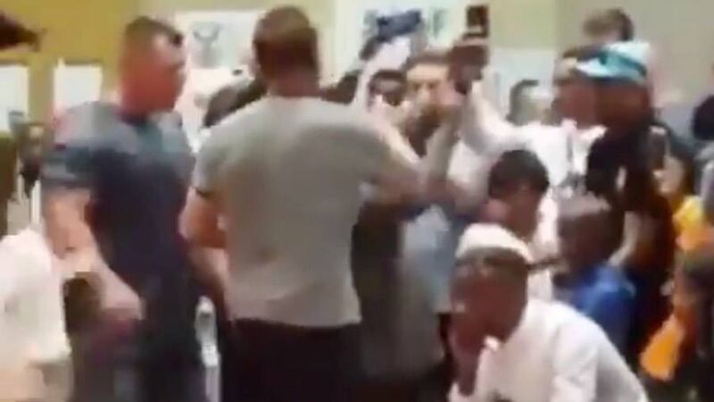 VIDEO. Otro ángulo de la patada voladora que recibió Arnold Schwarzenegger