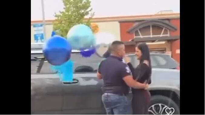 Varias cuentas han compartido el vídeo del reo entregando un regalo a su pareja.