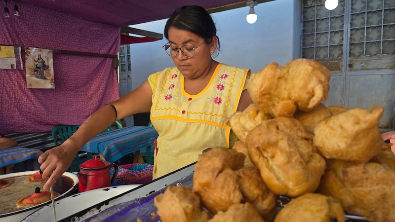 Los buñuelos son los que más piden los clientes en la feria capitalina. Foto: Stanley Herrarte