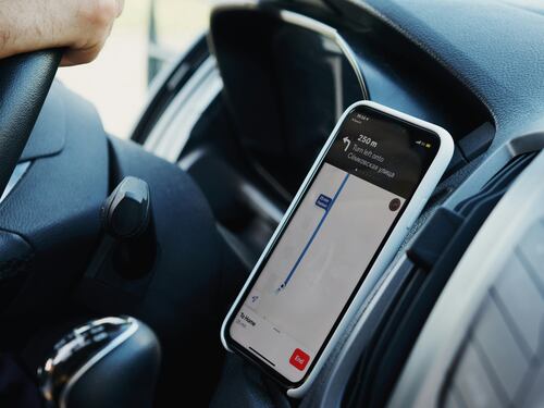 Una pasajera de un taxi optó por lanzarse del vehículo en movimiento