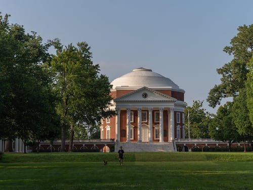 Activan alerta por tirador activo en la Universidad de Virginia