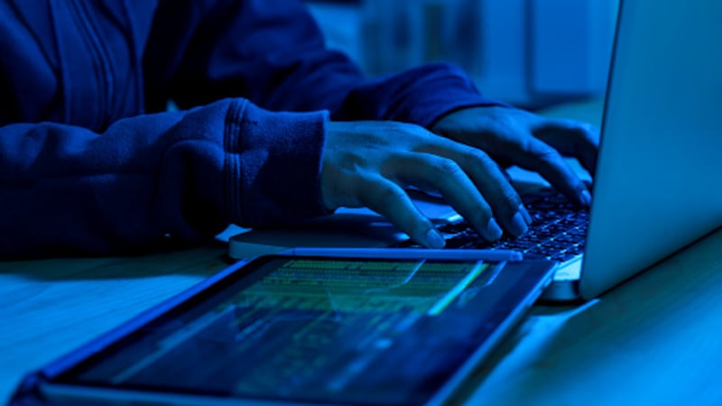 El fácil acceso a plataformas de IA para generar desnudos provoca debates