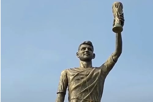 Retiran estatua de Messi en la India por riesgo de derrumbe