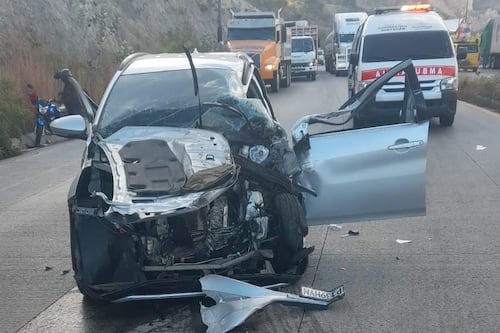 Conductora destroza su carro y en estado grave tras accidente en la ruta al Atlántico