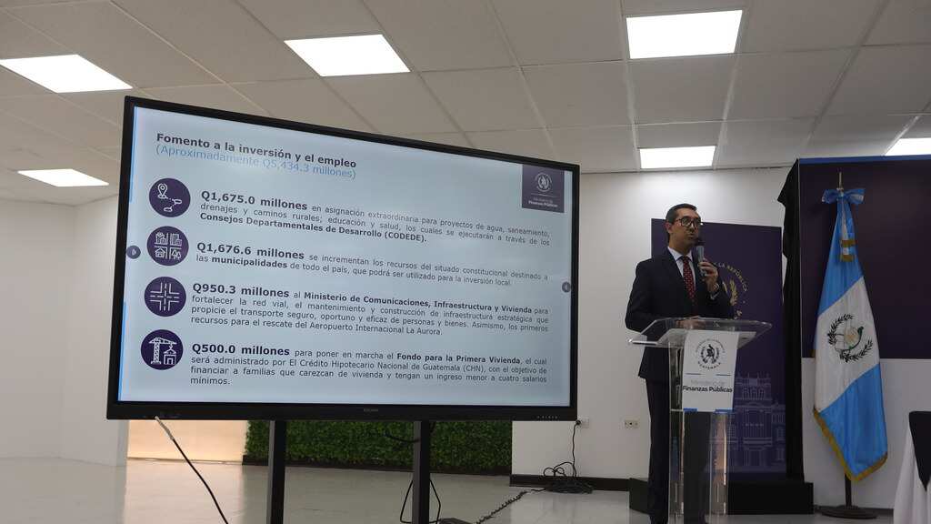 La ampliación presupuestaria estuvo a cargo del ministro de Finanzas, Jonathan Menkos.