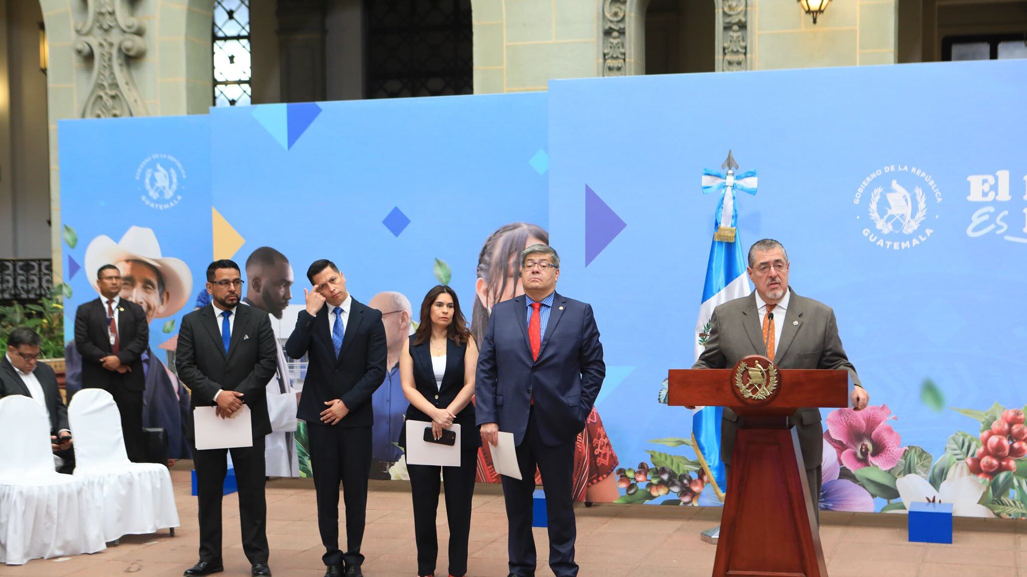 El presidente Bernardo Arévalo junto con el ministro de Gobernación, Francisco Jiménez; los viceministros, Claudia Palencia (Antinarcóticos) y José Portillo (Seguridad) y el titular de Presidios, Ludín Godínez.