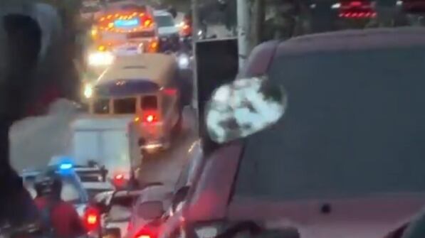 El incidente armado complica el tránsito en la colonia El Rosario zona 18. Foto: RRSS