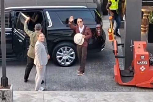 Graban a “El Buki” saludando a guatemaltecos en el aeropuerto La Aurora