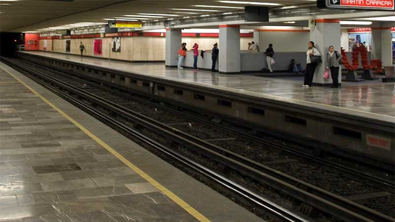 Adolescente da a luz en el metro de México