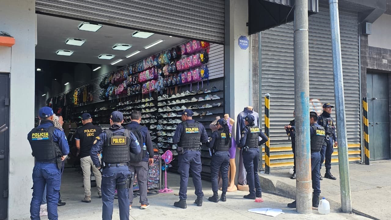 Diligencias en comercio. Foto: MP