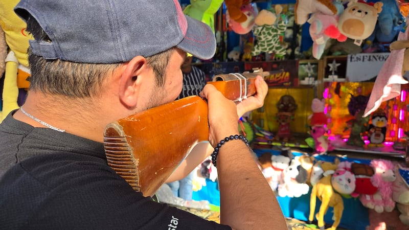 El "tiro al blanco" en la Feria de Jocotenango. Foto: Stanley Herrarte
