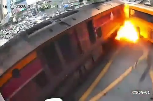 VIDEO. Momento en que un tren embiste un autobús y deja varias personas fallecidas en Bangkok