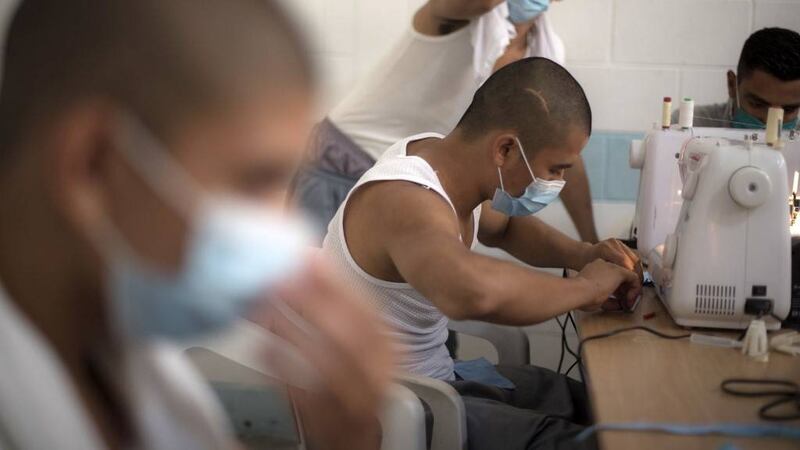 Jóvenes en conflicto con la ley elaborarán 1 millón de mascarillas