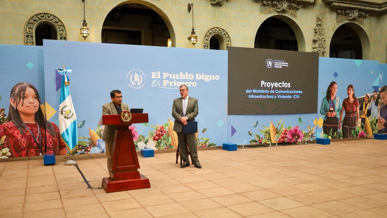Miguel Díaz, ministro de Comunicaciones, junto con el presidente Bernardo Arévalo.
