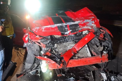 Carro deportivo queda destruido tras accidente en la ruta Interamericana