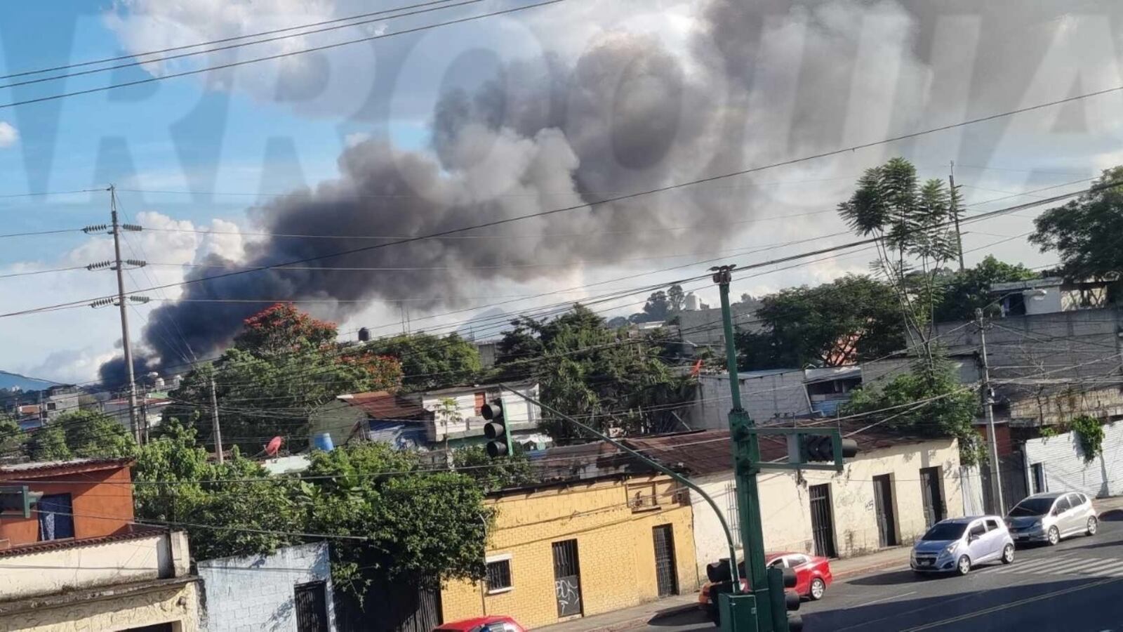 Bomberos atienen la emergencia en el sector. Foto: La Parroquia