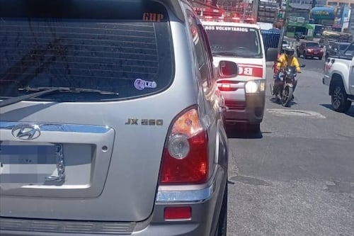 Localizan a mujer fallecida dentro de un vehículo en paso a desnivel de CAES