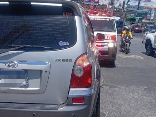 Localizan a mujer fallecida dentro de un vehículo en paso a desnivel de CAES
