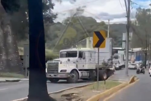 Tráiler descompuesto provoca tráfico lento en ruta a Santa Rosita, zona 16