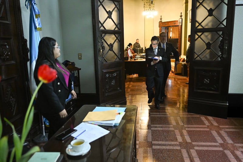 Julio Saavedra, titular de la Procuraduría General de la Nación, junto con el presidente Bernardo Arévalo.