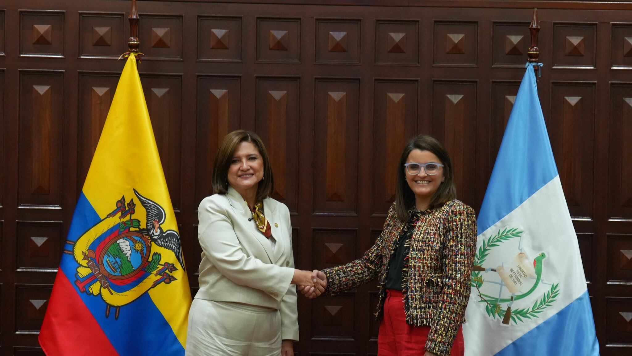 La vicepresidenta, Karin Herrera, se reunió con su homóloga de Ecuador, María José Pinto. Foto: Vicepresidencia de la República.