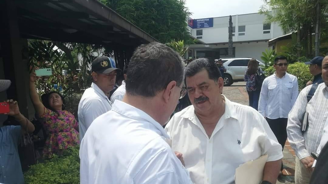 Comunicador denuncia que fue agredido física y verbalmente por el diputado Oswaldo Rosales