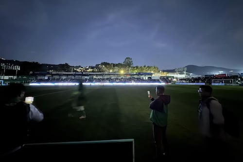 Apagón en el Pensativo: duelo entre Antigua y Municipal se retrasa por fallas en torres de iluminación