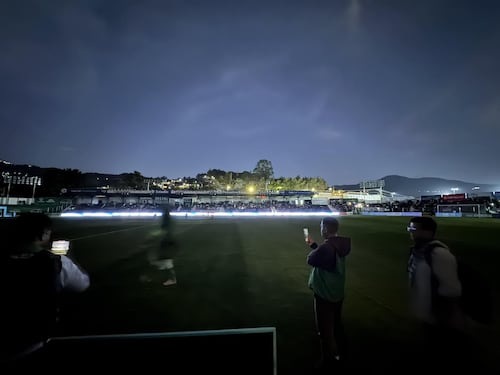Apagón en el Pensativo: duelo entre Antigua y Municipal se retrasa por fallas en torres de iluminación