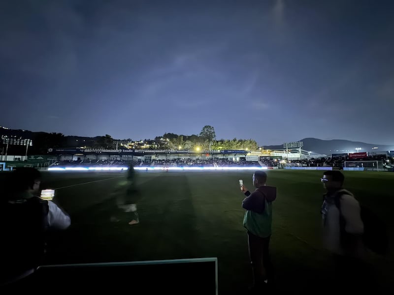 Apagón en el Pensativo: duelo entre Antigua y Municipal se retrasa por fallas en torres de iluminación